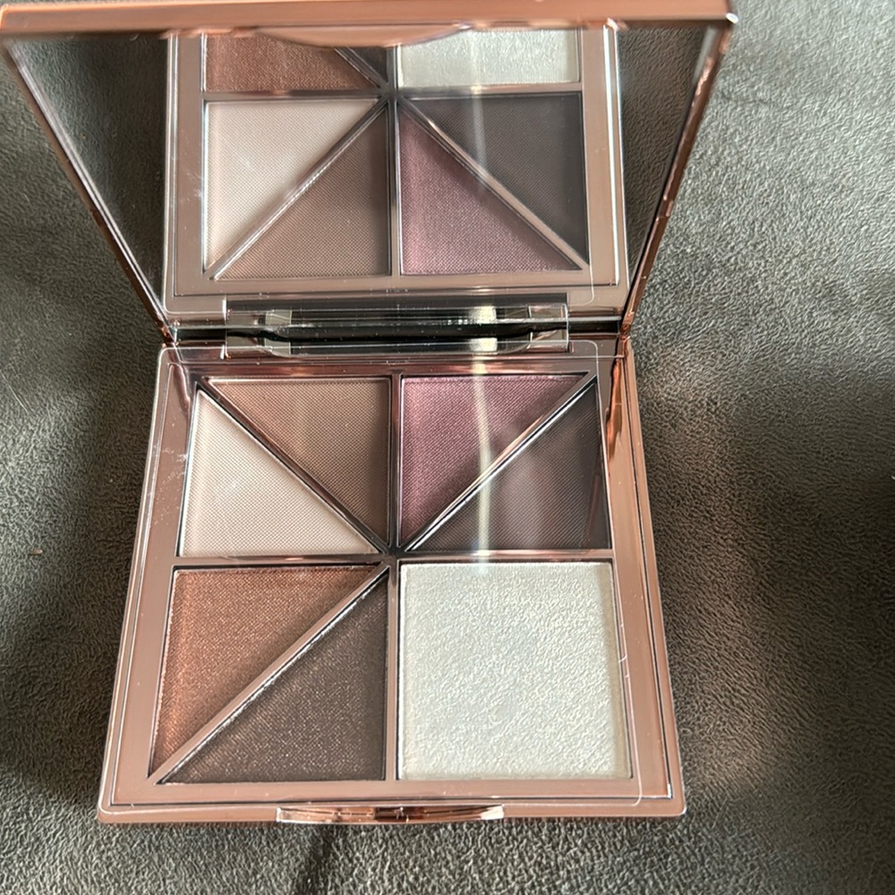 Klara eyeshadow and highlighter palette